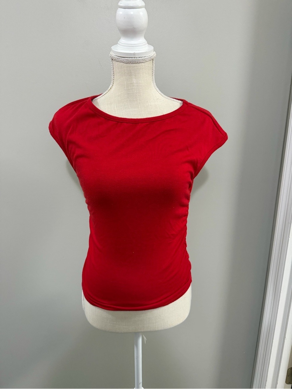 Vibe Red Cap-Sleeve Crewneck Ruching Side Top. Size M